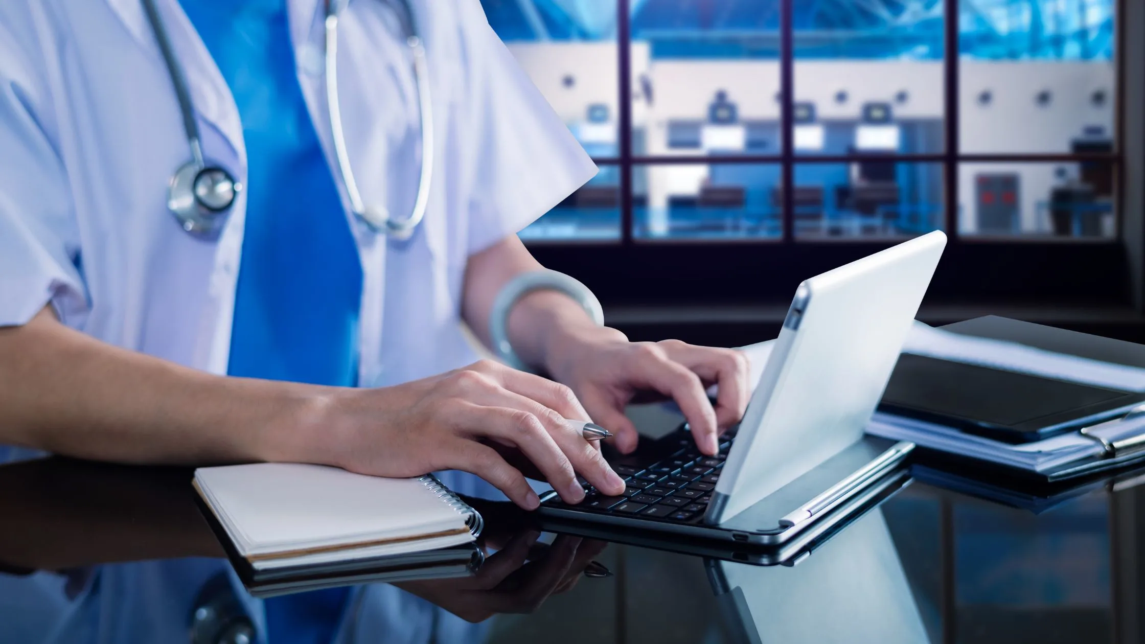 Doctor using Medicnotes